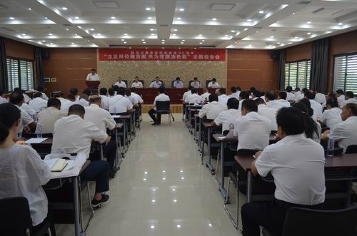 農(nóng)墾集團黨委舉辦“立足崗位做貢獻(xiàn)  共為黨旗添色彩”主題報告會