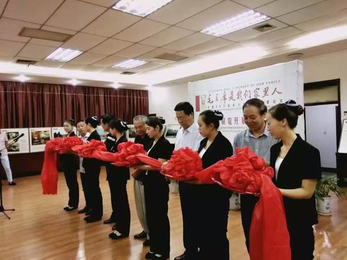 省農(nóng)墾集團舉辦《毛主席是我們家里人—中國56個民族人文情懷影像紀(jì)實》攝影展